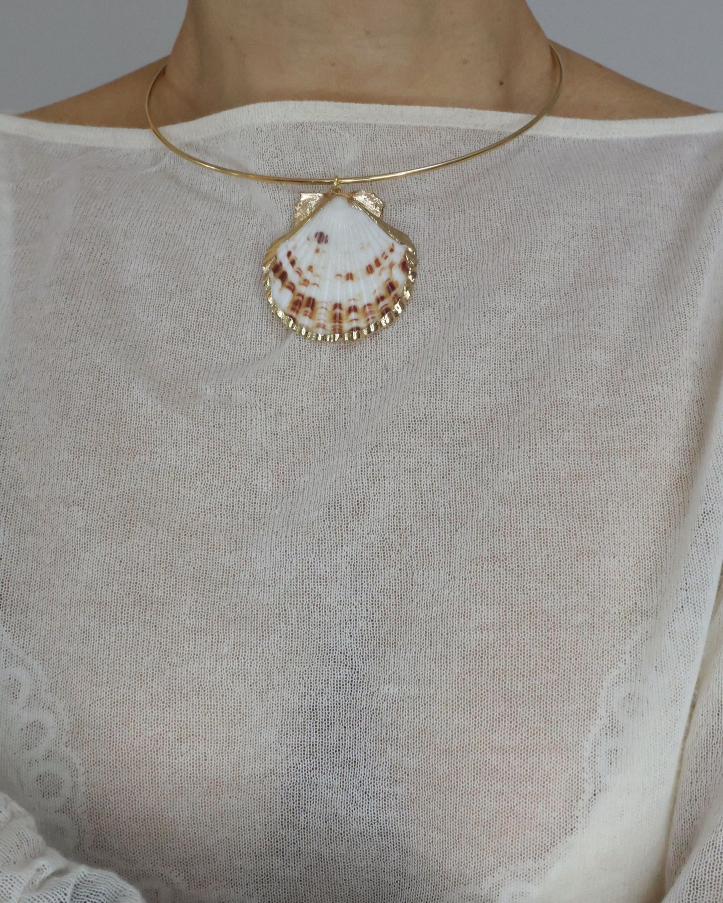 Gold Neck Wire with Scallop Shell